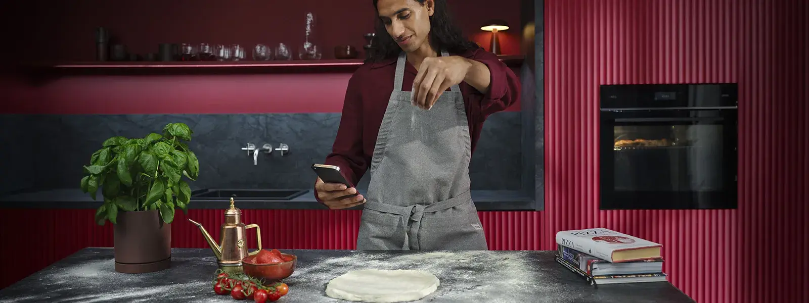 AEG-PIZZA APP fuer authentischen Teig und Belaege Mann backt Pizza